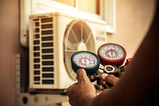 Professional Hvac technician working in Algonquin, MD